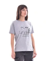 Remera gris con estampa de un caballo con botas y la frase "Alive with pleasure".