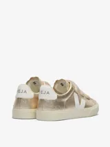 Zapatillas Veja modelo Recife color dorado con logo lateral en blanco y ajuste con tres tiras de velcro.