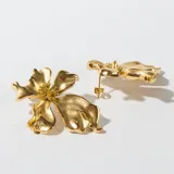 Par de aros colgantes dorados con forma de flor.