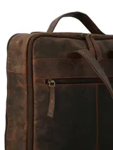 Mochila marrón de cuero con diseño floral en relieve, cierre superior con doble cremallera, asa de mano y correas ajustables para los hombros.