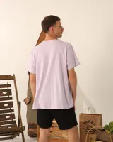 Remera celeste claro de algodón con cuello redondo y mangas cortas. Estampado frontal con la frase "Salt Water Therapy".