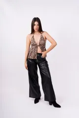 Pantalón negro de cuero sintético, corte ancho, con bolsillos cargo laterales y cintura alta.