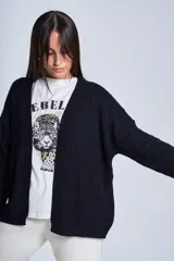 Cárdigan negro de tejido de punto trenzado, sin botones y corte holgado.