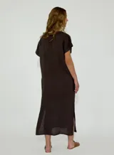 Vestido midi color beige de lino, con escote en V y mangas cortas.