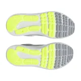 Championes Under Armour Charged Versurge color beige con logo negro en el lateral, entresuela blanca y suela negra.