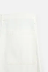 Pantalón de jean blanco, corte recto, con bolsillos frontales y traseros tipo parche.
