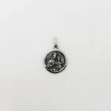 Dije redondo de plata 925 con la imagen de la Virgen María y el Niño Jesús.