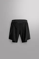 Shorts de running negros confeccionados en tejido técnico ligero y elástico, con malla interior, cintura elástica ajustable con cordón, bolsillo trasero con cierre y perforaciones en las perneras.
