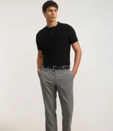 Pantalón de vestir gris con estampado de cuadros en hilo teñido, corte slim, cintura con trabillas, cierre con botón y cremallera.