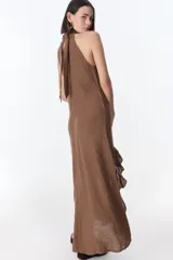 Vestido largo azul de lino, con cuello halter y volados en el ruedo.