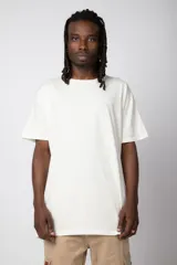 Remera oversize color crudo de algodón, con cuello redondo y mangas cortas.