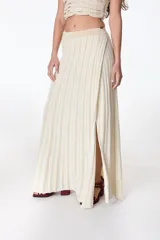 Falda midi tejida a rayas verticales en tonos celeste y azul, con cintura elástica y abertura lateral.