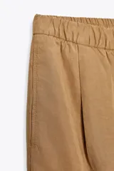 Pantalón jogger wide leg color crudo, confeccionado en hilatura con lino. Tiro medio, cintura elástica ajustable con cordones, bolsillos laterales ocultos en costura y pierna ancha.