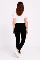 Pantalón de jean negro, corte skinny y tiro medio.