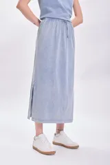 Falda midi celeste con efecto lavado, cintura elastizada con cordón ajustable y tajo lateral.