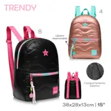 Mochila negra acolchada con diseño de ondas horizontales, detalles en rosa y etiqueta con el logo de Trendy.