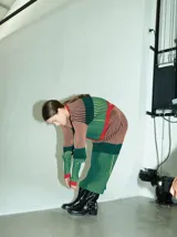 Falda midi acanalada con diseño a rayas verticales en tonos rosados, celestes y blancos.