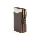 Billetera doble de cuero marrón con detalles en rosa. Cuenta con doble caja de aluminio con sistema de deslizamiento para tarjetas, clip para billetes y espacio adicional para documentos.