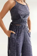 Pantalón oxford negro con brillos.