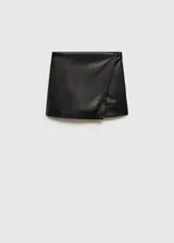 Minifalda negra efecto cuero con diseño cruzado y cierre lateral invisible.