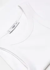 Musculosa blanca de algodón con cuello redondo y tejido de canalé.