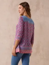 Blusa de modal estampado con cuello redondo y mangas 3/4. Tiene apliques de brillos en el frente.