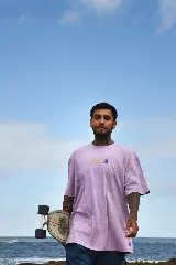 Remera negra de algodón con cuello redondo y mangas cortas. Estampado frontal con tres flores de colores.