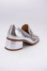 Mocasines clásicos de cuero color beige con taco cuadrado y detalle de antifaz.