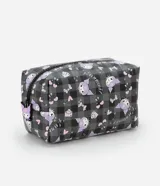 Neceser rectangular mediano con cierre de cremallera, estampado a cuadros grises y negros con diseño de Kuromi, moños, corazones y cerezas.
