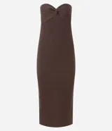 Vestido midi de punto color verde, sin breteles y con detalle torcido en el busto.