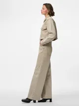 Pantalón jean color arena, de tiro medio, corte wide leg y calce regular. Confeccionado en denim 100% algodón, con diseño clásico de cinco bolsillos y cierre de botón y cremallera.