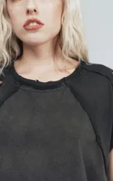 Remera manga corta negra con efecto degradado y roturas en los hombros, de calce oversize.