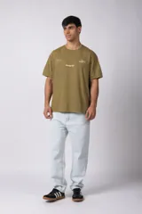 Remera color durazno con cuello redondo y mangas cortas. Estampas con tipografía manuscrita en el frente y la espalda.