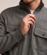 Buzo gris texturizado con cuello alto y cremallera delantera. Tiene mangas largas con puños ajustados, barra ajustada y dos bolsillos en el pecho con solapa y botón.