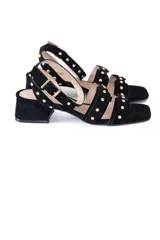 Sandalias negras de gamuza con taco bajo cuadrado y tiras con apliques de tachas doradas.