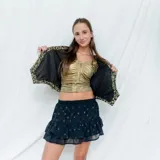 Chaleco corto color crema con escote en V, sisa redonda y cierre delantero con botones.