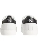 Zapatillas urbanas Calvin Klein Jeans modelo Cupsole, color blanco con detalles en negro en el talón y logo CK estampado en el lateral. Confeccionadas en cuero sintético y suela de goma.
