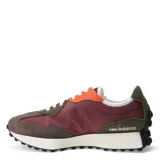 Championes de hombre en color bordó con detalles en marrón y verde, con diseño retro y suela gruesa.