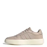Championes Adidas Lite Court color beige con las tres tiras características de la marca en los laterales.