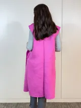 Chaleco largo fucsia con solapas y bolsillos de corderoy.