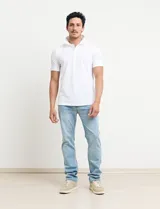 Pantalón de jean de corte recto, color azul.