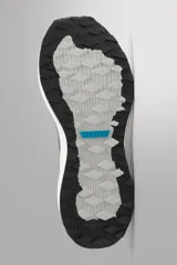 Zapatilla deportiva color crudo para uso diario y carreras ligeras. Parte superior de tejido de punto transpirable con puntera y talón recubiertos de material Shield Protect Max. Ajuste con cordones, tirador trasero y plantilla OrthoLite® extraíble. Entresuela con tecnología Spume Foam V3 y suela de goma.