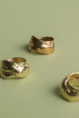 Anillo grueso de alpaca color plateado, con forma irregular y superficie texturizada.