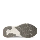 Championes New Balance Running Course, color gris y beige, con capellada de malla y detalles en cuero sintético. Entresuela Fresh Foam para mayor amortiguación y confort.