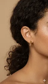 Aros tipo argolla dorados con textura trenzada.