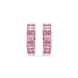 Par de aros tipo argolla Swarovski, con baño de rodio y circonias rosas talla baguette engarzadas horizontalmente.