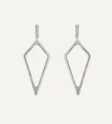 Aros colgantes con forma de flecha plateada, de líneas simples y actitud contemporánea.