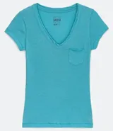 Remera celeste de algodón con escote en V, mangas cortas y bolsillo en el pecho.