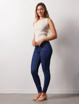 Jegging negro de calce ajustado, con pretina elastizada, bolsillos delanteros simulados y bolsillos traseros aplicados.