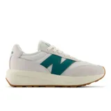 Championes New Balance modelo U370, color blanco con detalles en verde y suela marrón.